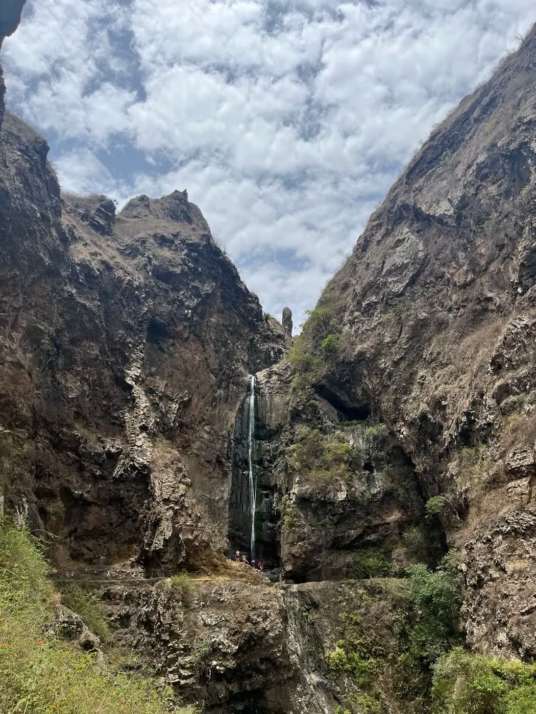 Cascata da Vinha entre montanhas