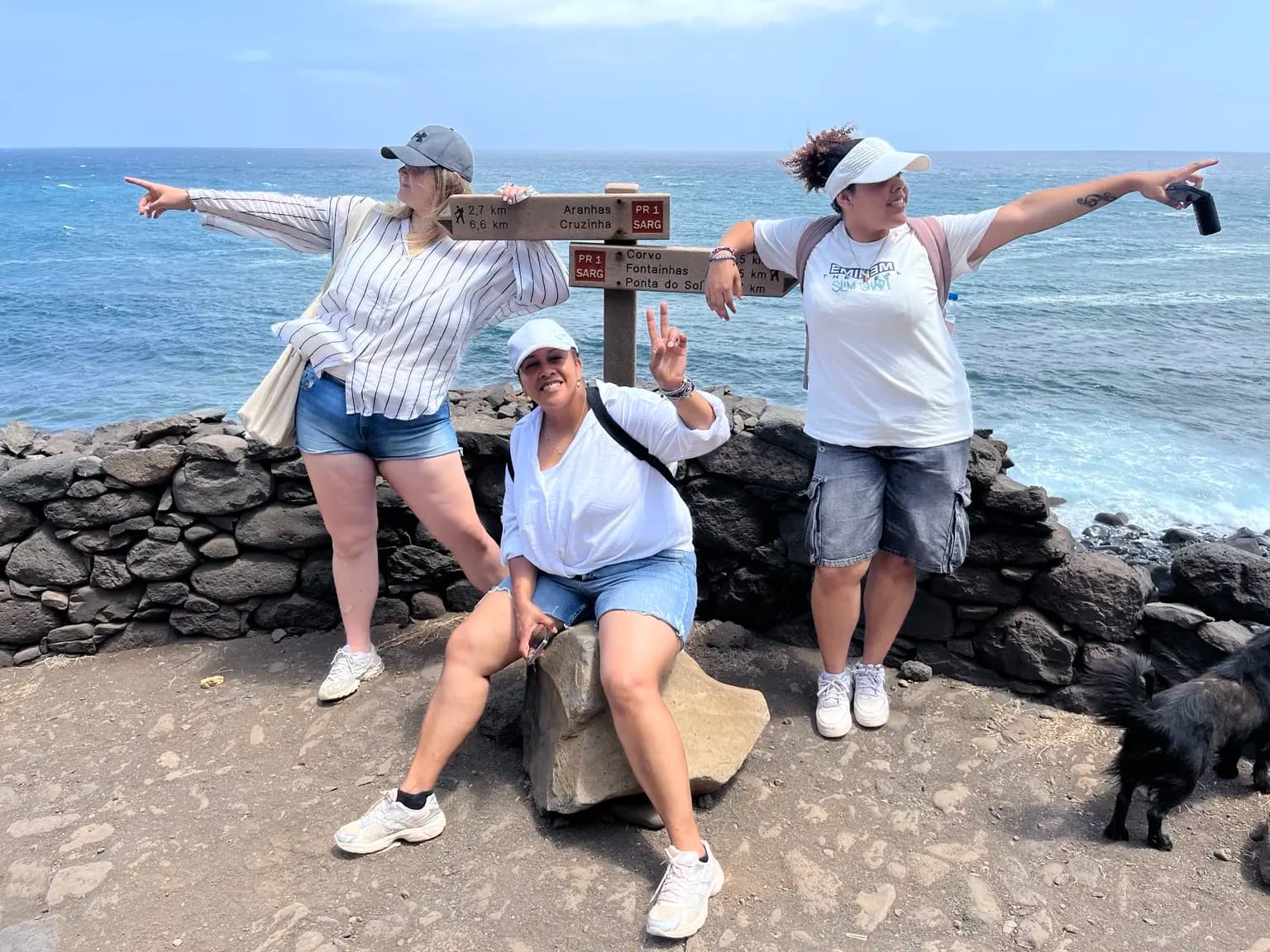Visitantes durante uma caminhada costeira em Santo Antão