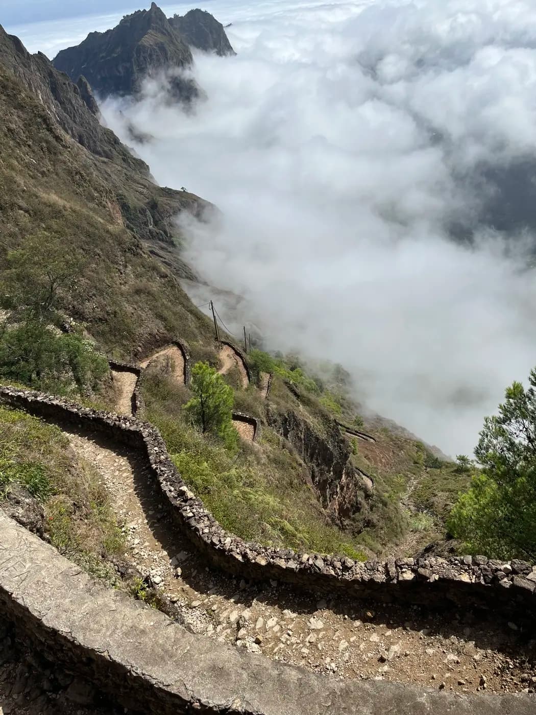 Trilho tradicional nas montanhas acima das nuvens